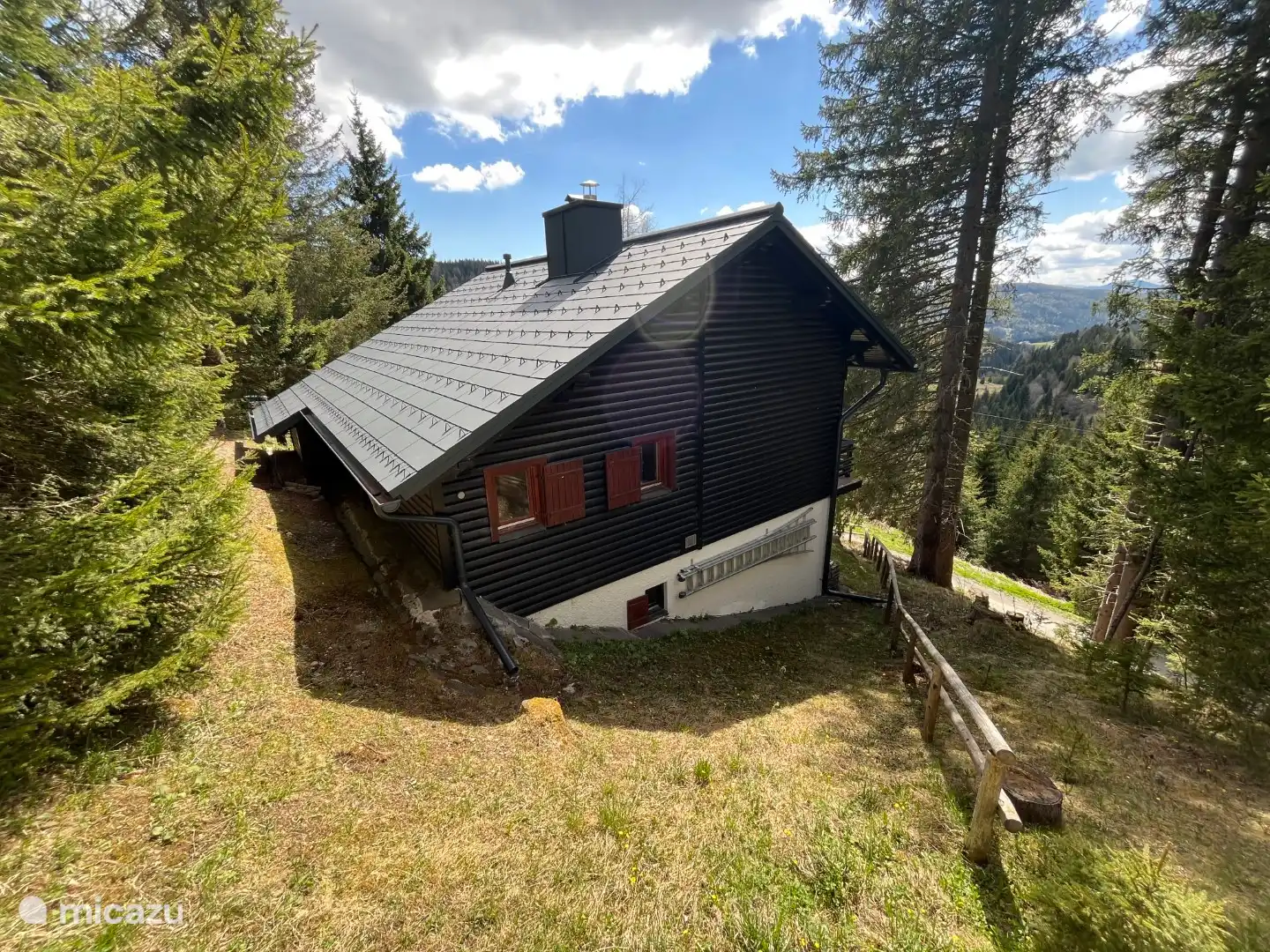 Rückseite des Hauses mit einem Teil des Gartens