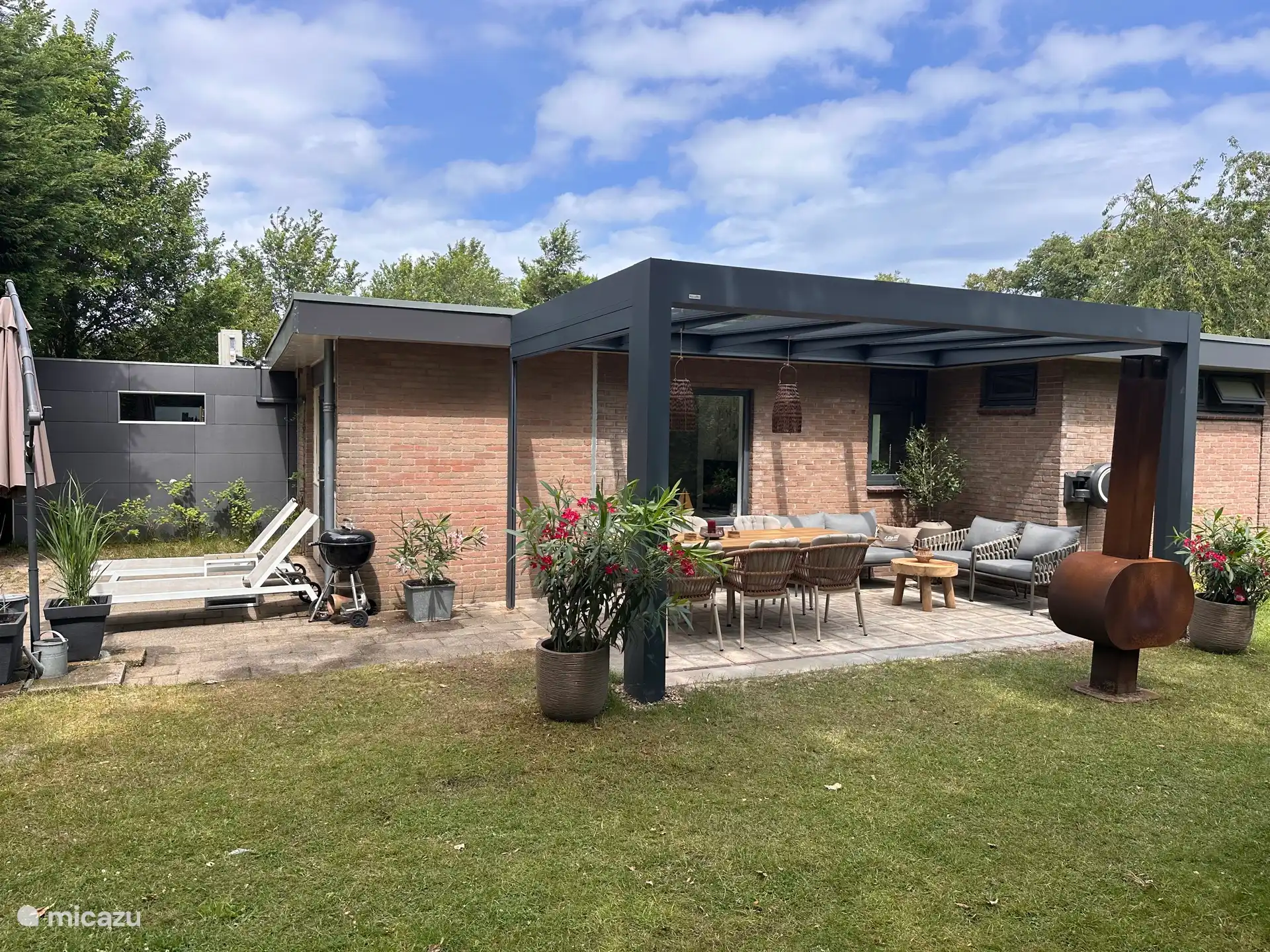 Großer umzäunter Garten mit schöner Veranda