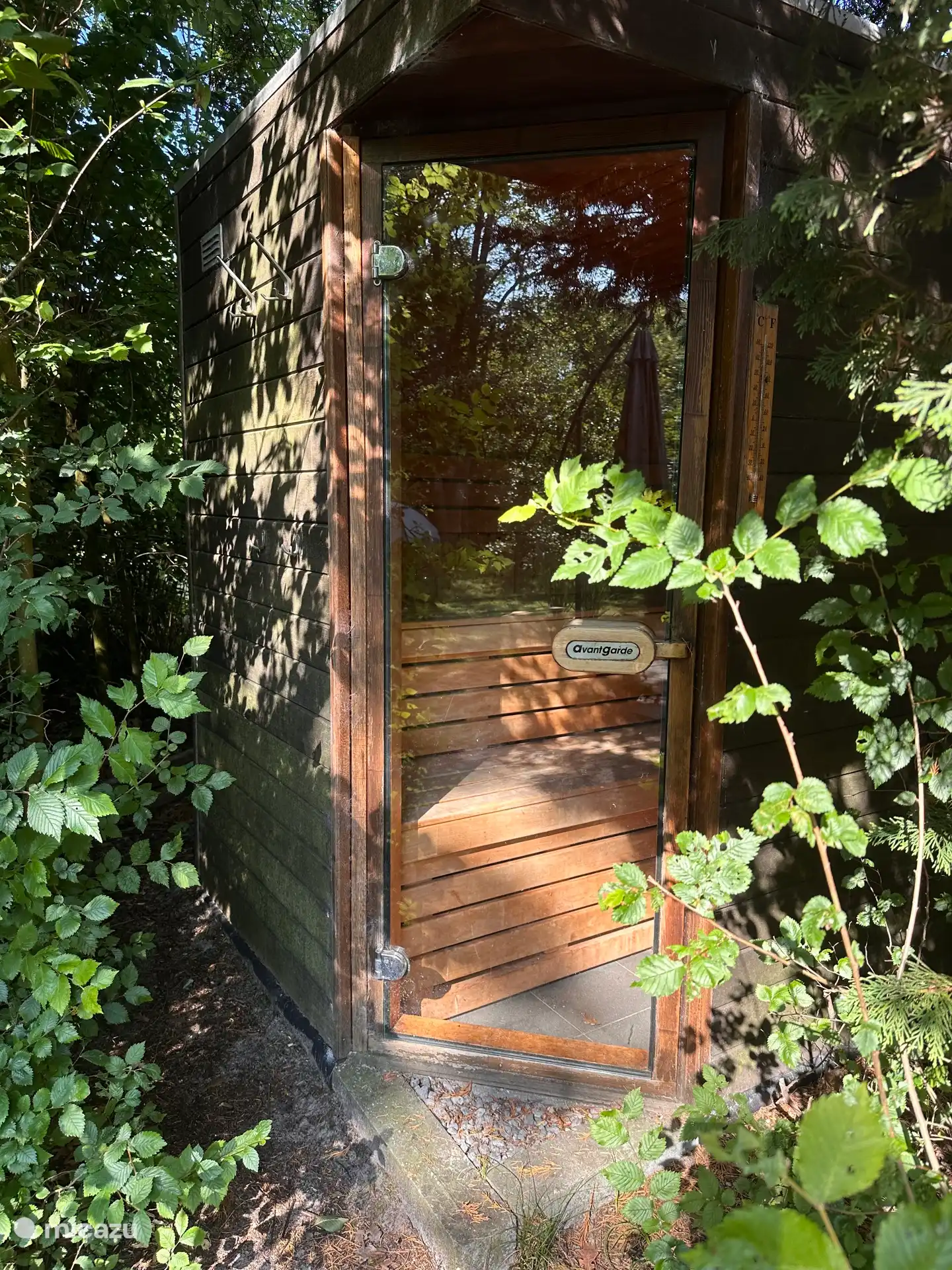 Versteckt im grünen Garten findet man die private Sauna, eine Oase des Friedens und der Entspannung.
