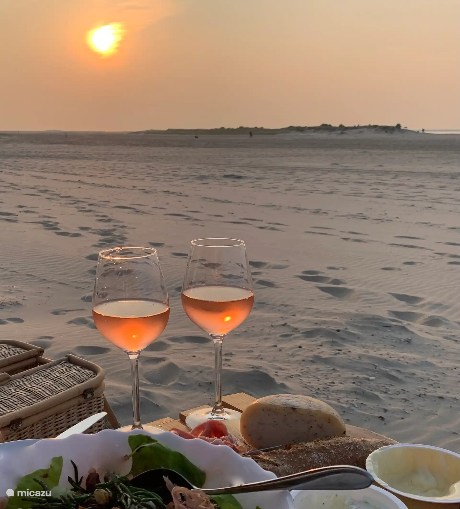 Mit den Füßen im Sand und der Sonne langsam im Meer: Urlaub von ihrer besten Seite.