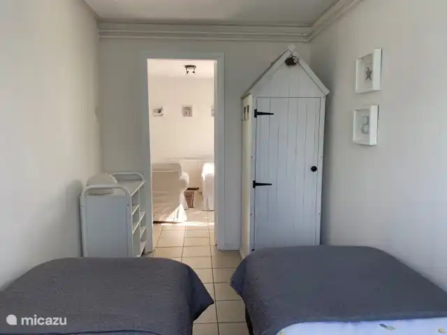 De Zeeëgel, de Zuidhoek 8 huren in Nederland, Zeeland, Renesse - bungalow Leuke kinderkamer kinderbedje en kinderstoel zijn aanwezig. (slaapkamer nr.1)