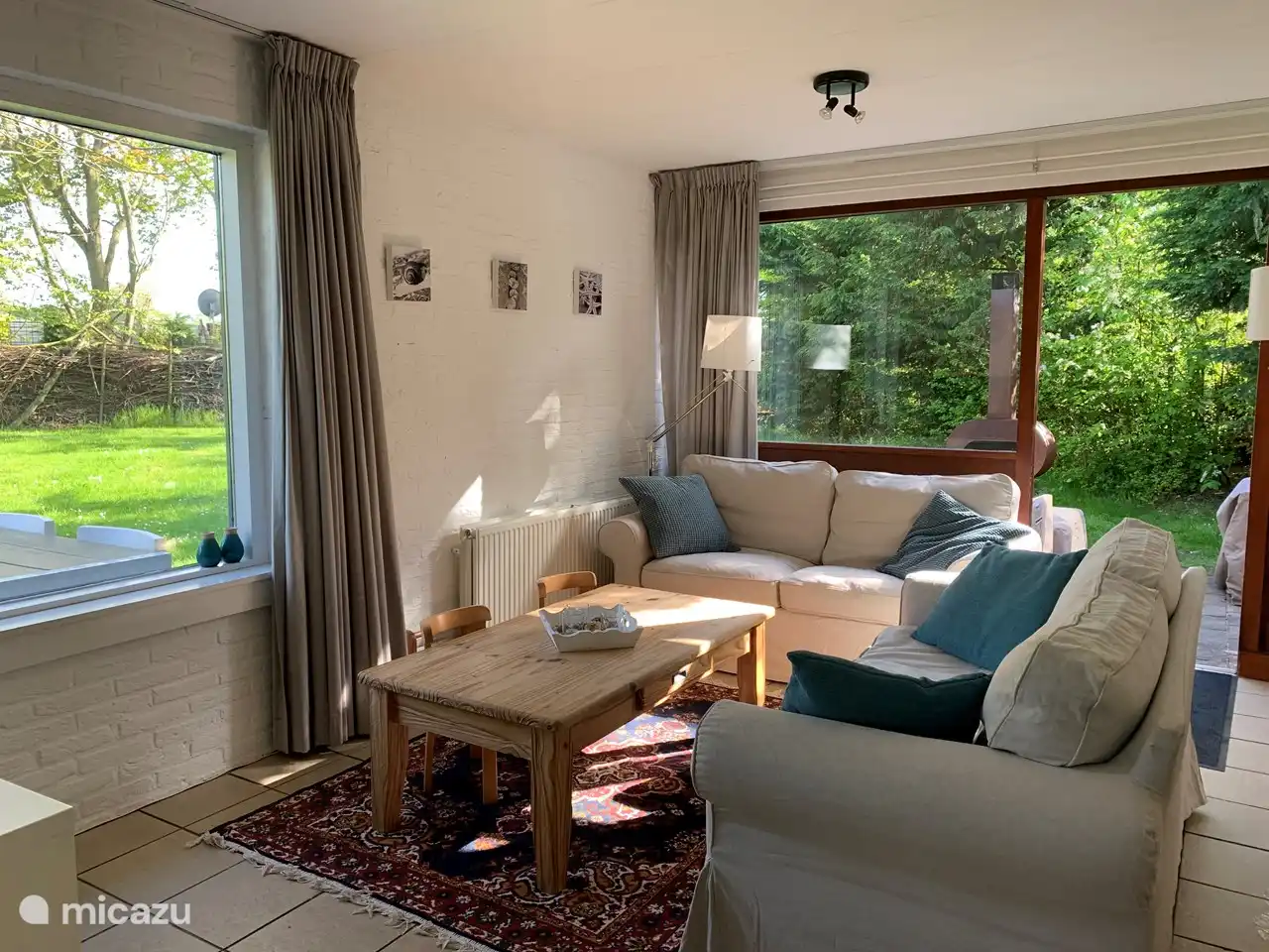 Gemütliches Wohnzimmer mit viel Licht