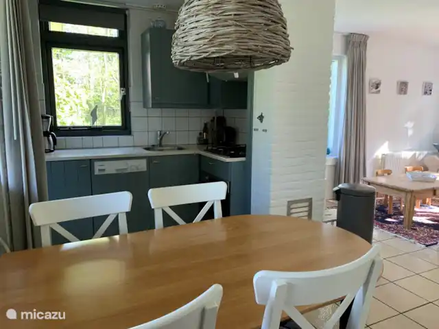 De Zeeëgel, de Zuidhoek 8 huren in Nederland, Zeeland, Renesse - bungalow Tafel in de woon-eetkamer, er zijn nog meer stoelen aanwezig om gezellig aan te schuiven