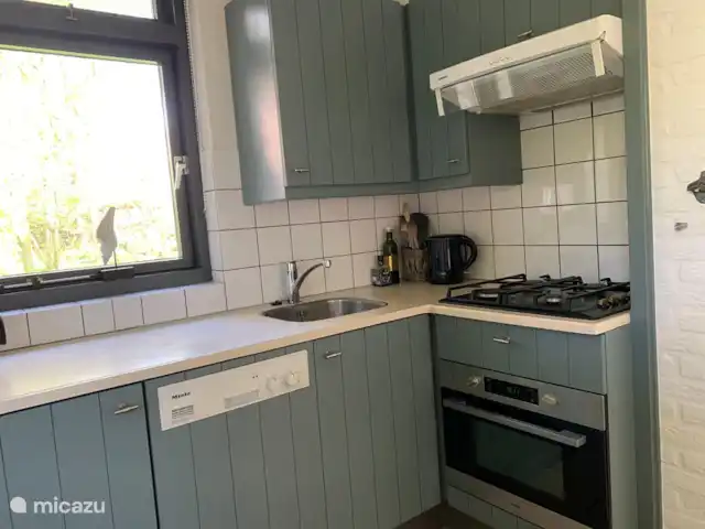 De Zeeëgel, de Zuidhoek 8 huren in Nederland, Zeeland, Renesse - bungalow eenvoudige maar complete keuken. Inclusief vaatwasser, hetelucht & magnetron oven.
