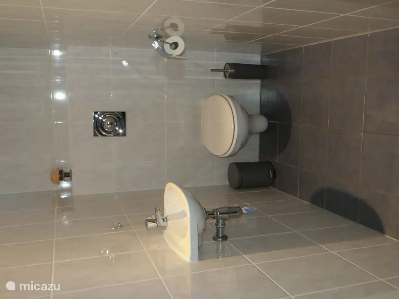 geräumiges separates WC