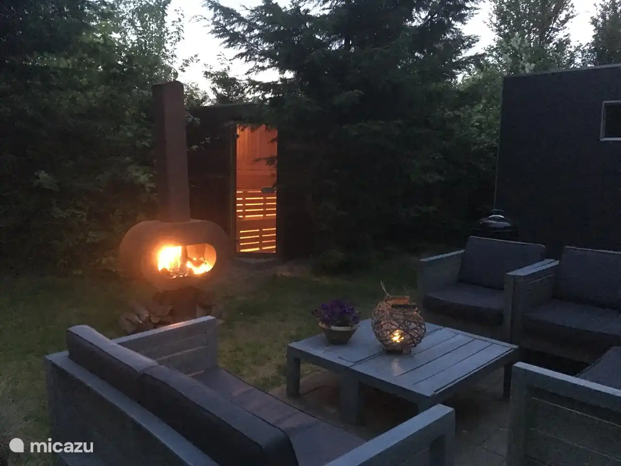 Genießen Sie ein romantisches Feuer am Außenkamin