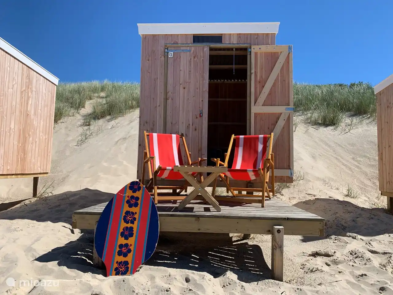 Inklusive möblierter Strandkabine mit unter anderem Liegestühlen und Sonnenschirm