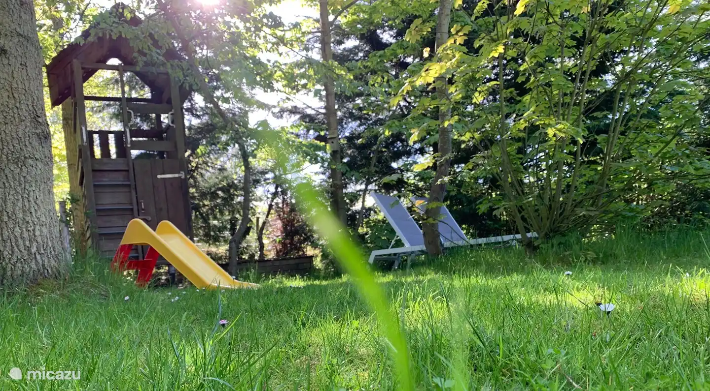 tolles Baumhaus und Sandkasten