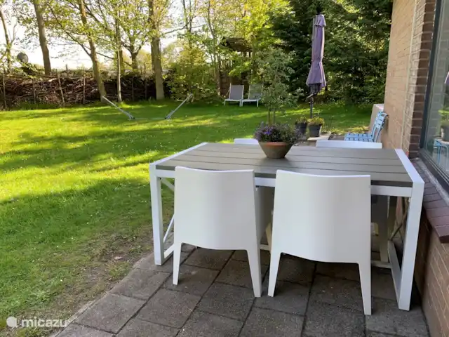 De Zeeëgel, de Zuidhoek 8 huren in Nederland, Zeeland, Renesse - bungalow Als de zon maar een beetje wil schijnen is het al snel heerlijk op dit terras zo uit de wind. Gelukkig schijnt de zon in Zeeland vaak!