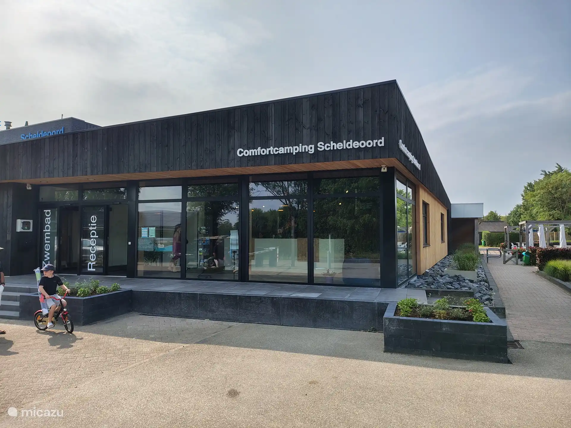 Der Eingang zum renovierten Schwimmbad