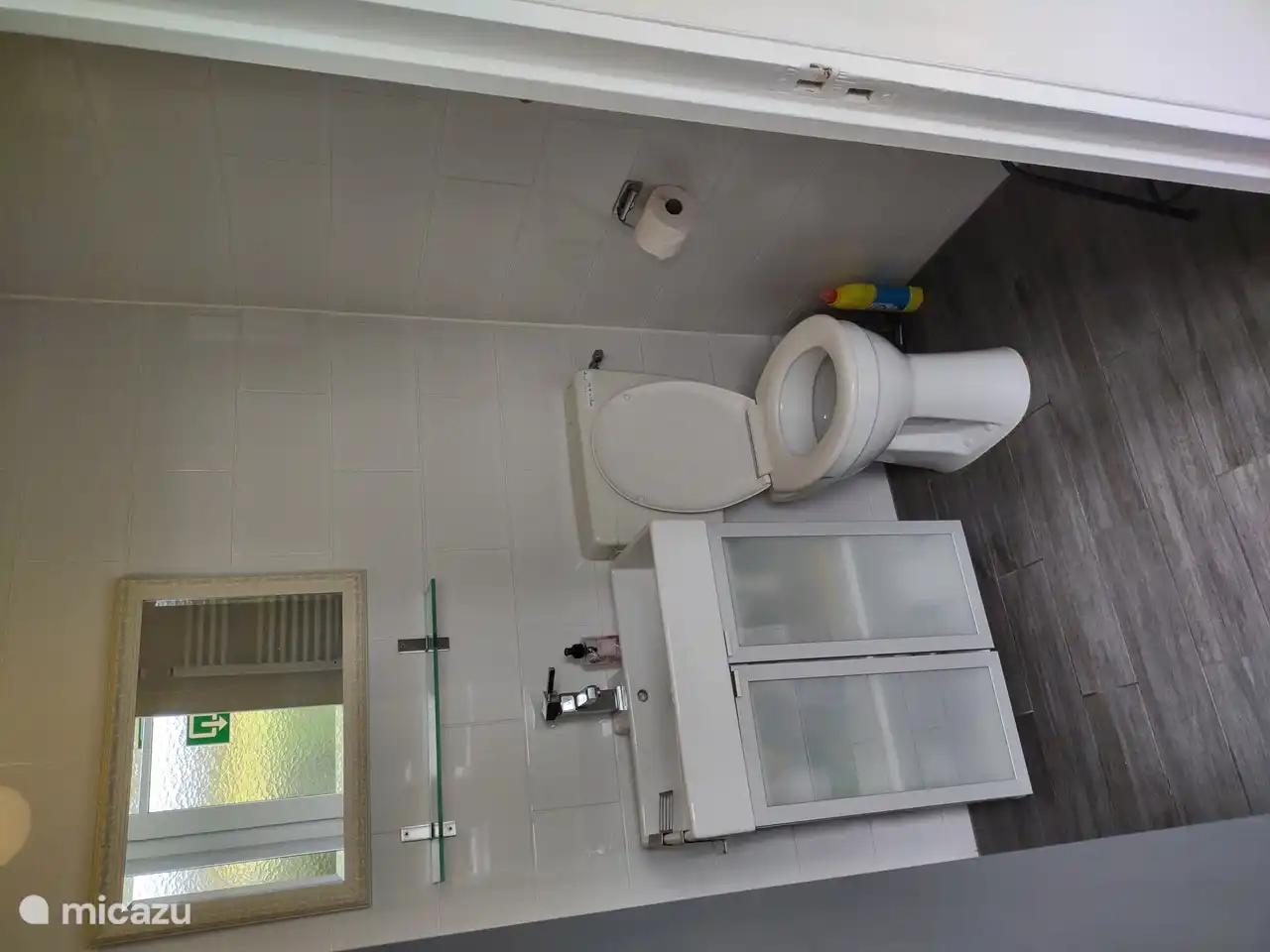 Badezimmer mit Dusche, Waschbecken und Toilette