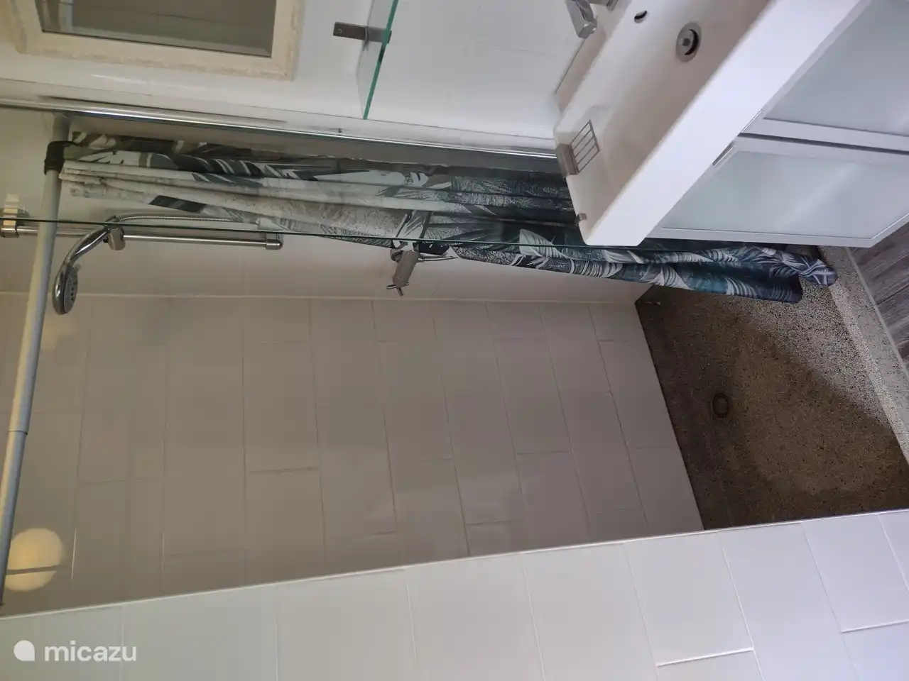 Badezimmer mit Dusche, Waschbecken und Toilette