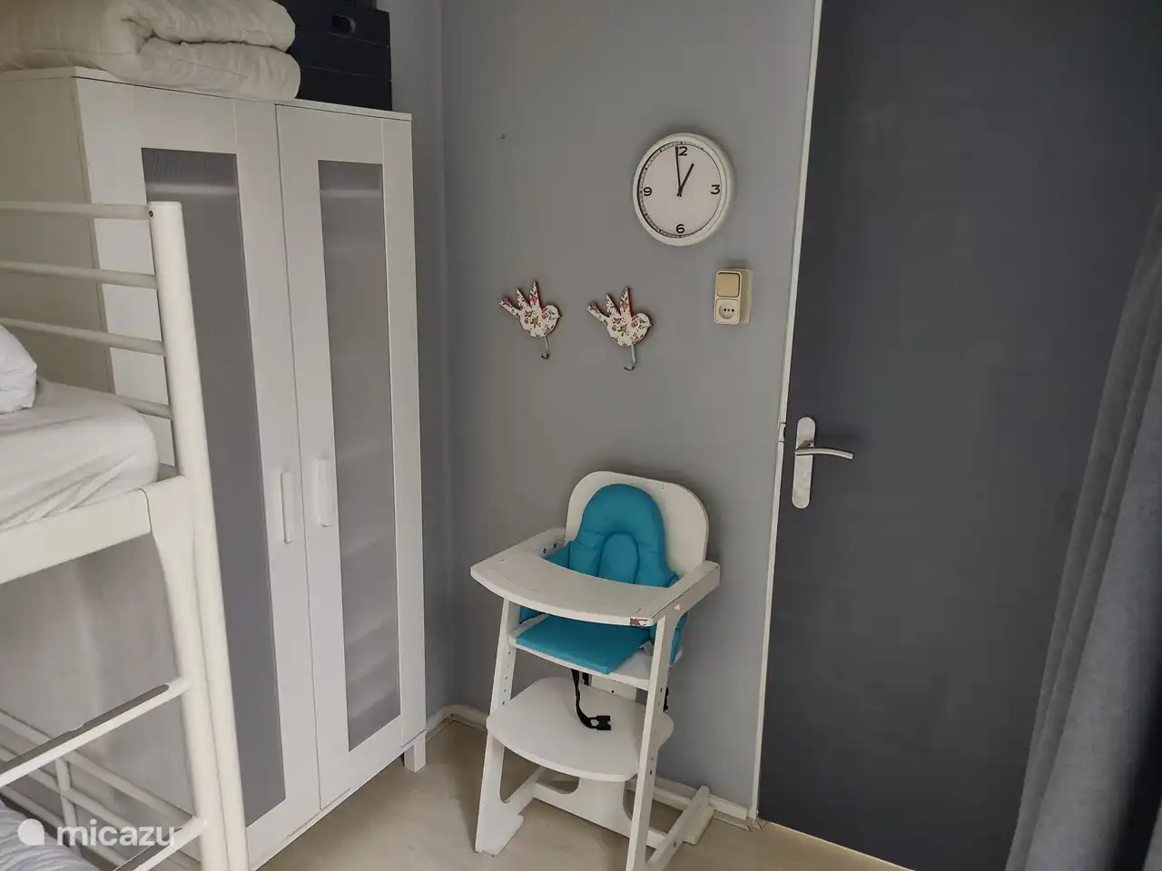 Das zweite Schlafzimmer verfügt ebenfalls über einen Kleiderschrank.