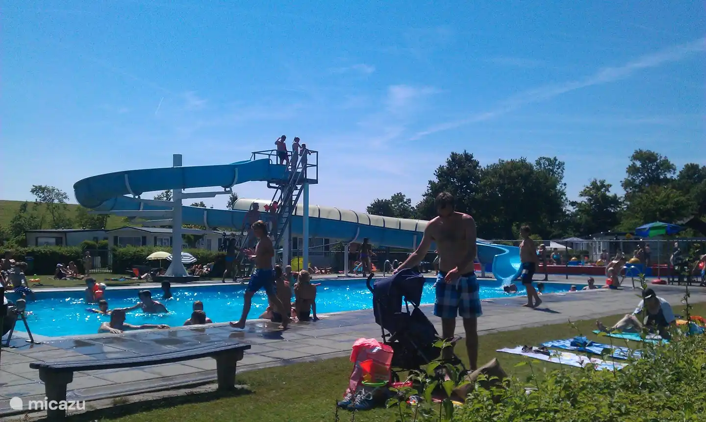 Das Freibad mit Rutsche und Liegewiese