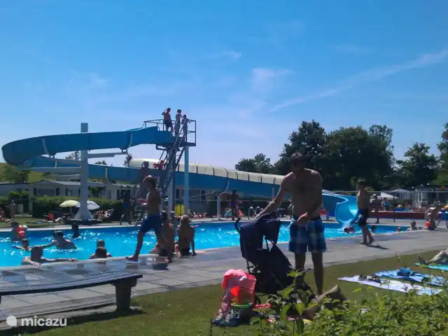 Location de Vacances Pays-Bas, Zélande, Baarland, bungalow - Bergeronnette grise Scheldeoord La piscine extérieure avec toboggan et solarium