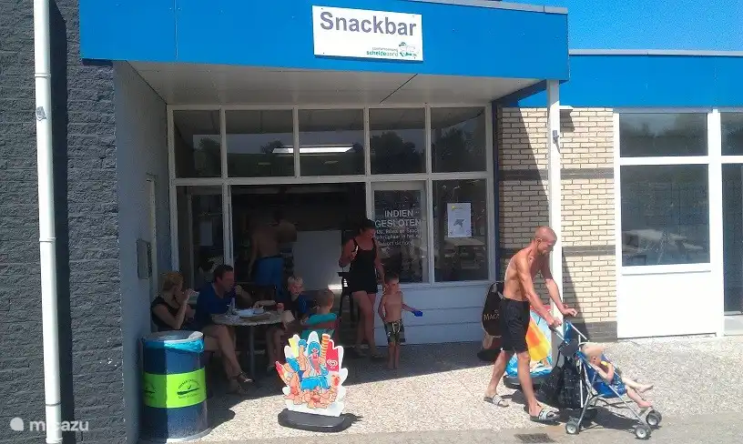Snackbar, Pizaria und Supermarkt auf dem Campingplatz verfügbar