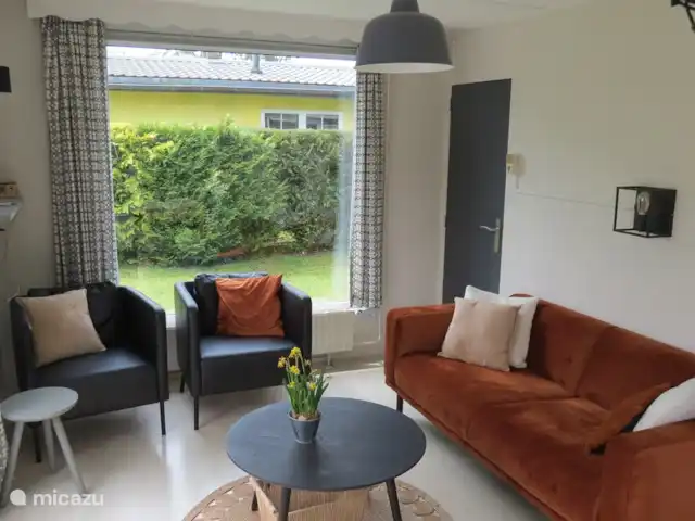 Location de Vacances Pays-Bas, Zélande, Baarland, bungalow - Bergeronnette grise Scheldeoord Le salon dispose d'un canapé trois places, de deux fauteuils et de deux tables basses.