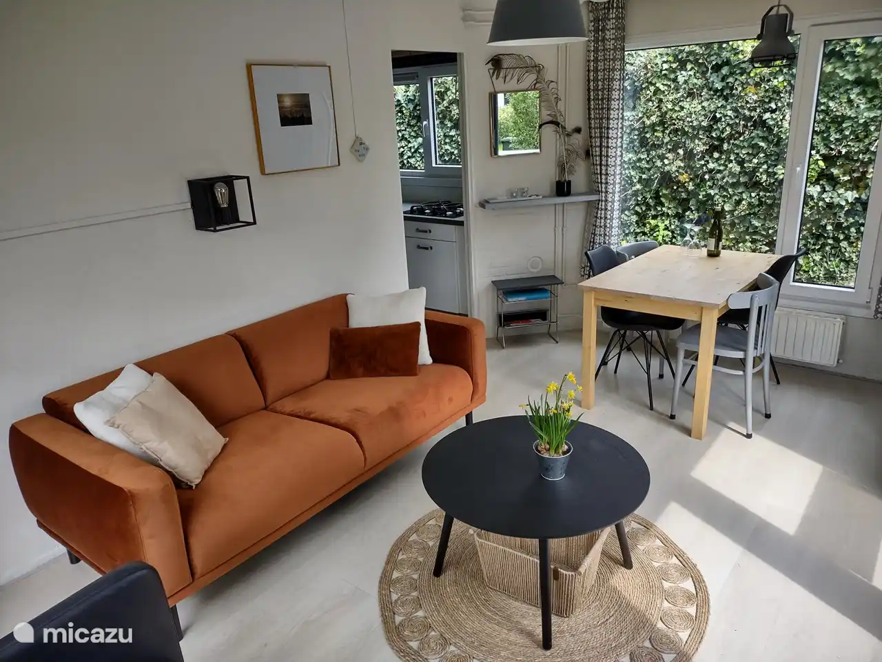 Im Essbereich befindet sich ein Esstisch mit 4 Stühlen (es steht auch ein Hochstuhl zur Verfügung). Darüber hinaus gibt es einen Smart-LED-Fernseher, einen DVD/CD-Player und ein Radio.