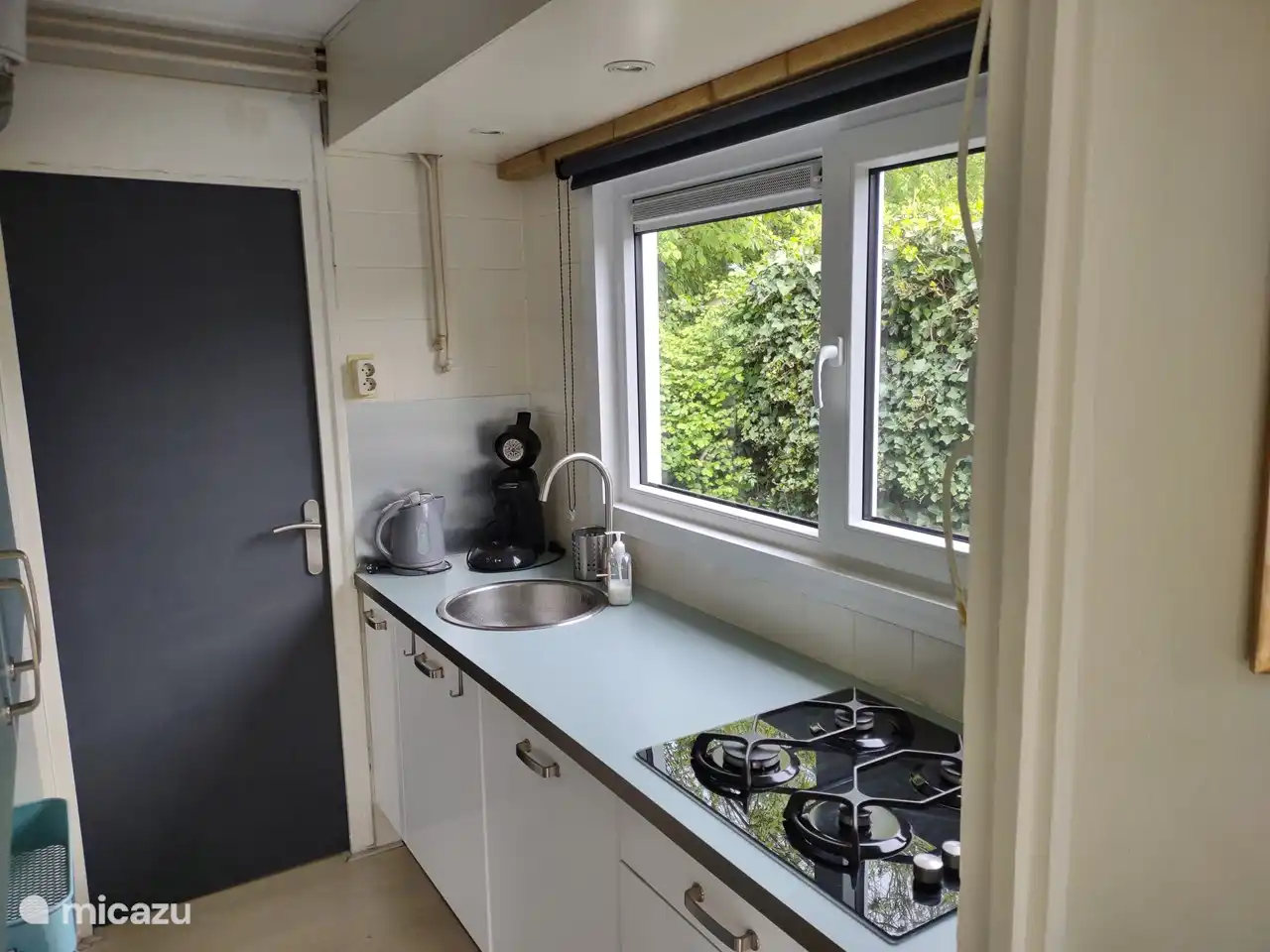 Die Küche enthält einen 4-Flammen-Gasherd, einen Kühlschrank, einen separaten Elektroherd, einen Wasserkocher und eine Senseo-Kaffeemaschine.