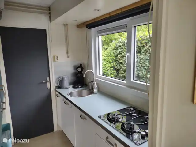 Location de Vacances Pays-Bas, Zélande, Baarland, bungalow - Bergeronnette grise Scheldeoord La cuisine contient une cuisinière à gaz 4 feux, un réfrigérateur, un four électrique séparé, une bouilloire et une machine à café Senseo.