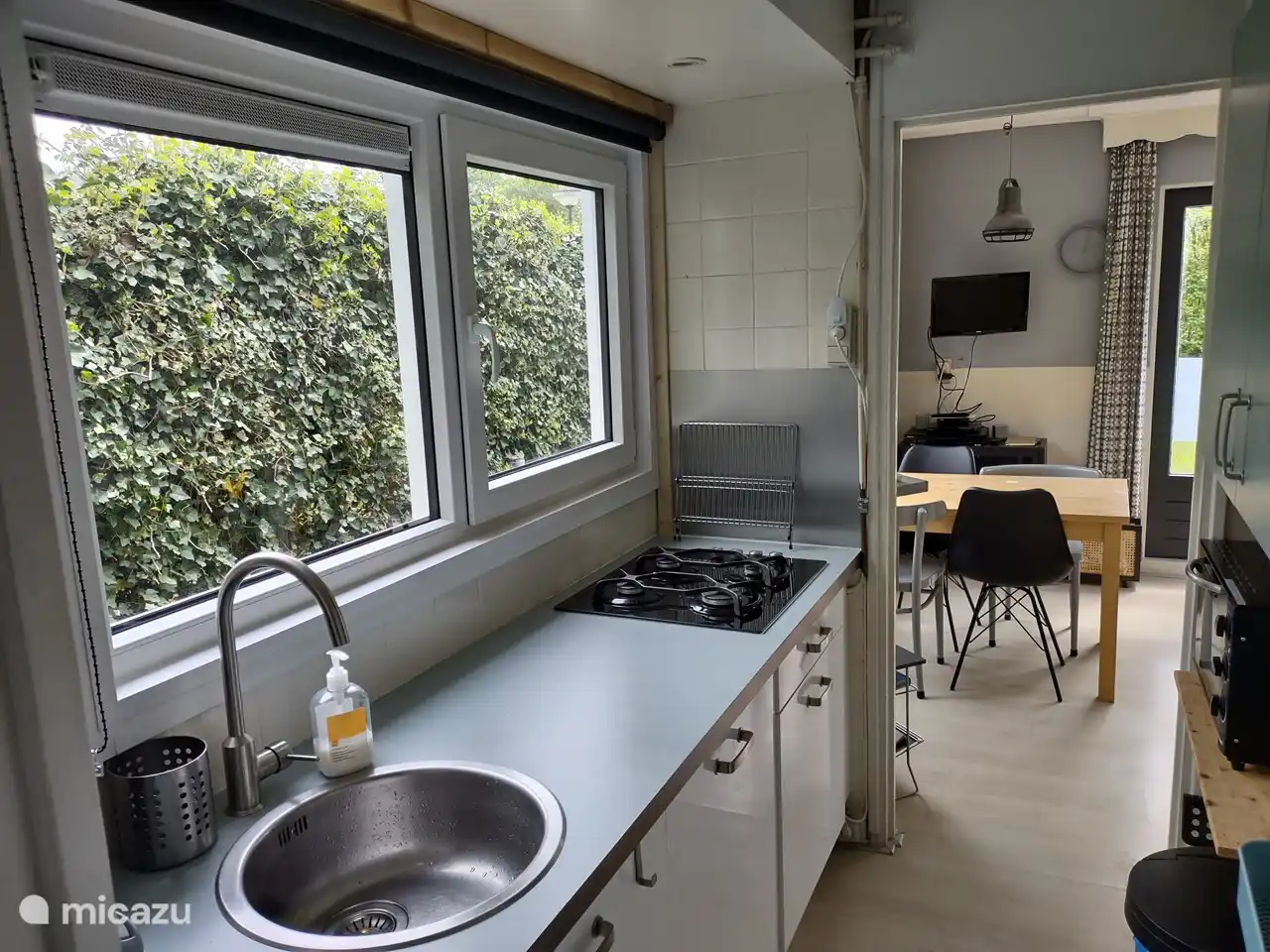 Die Küche schließt an den Essbereich an