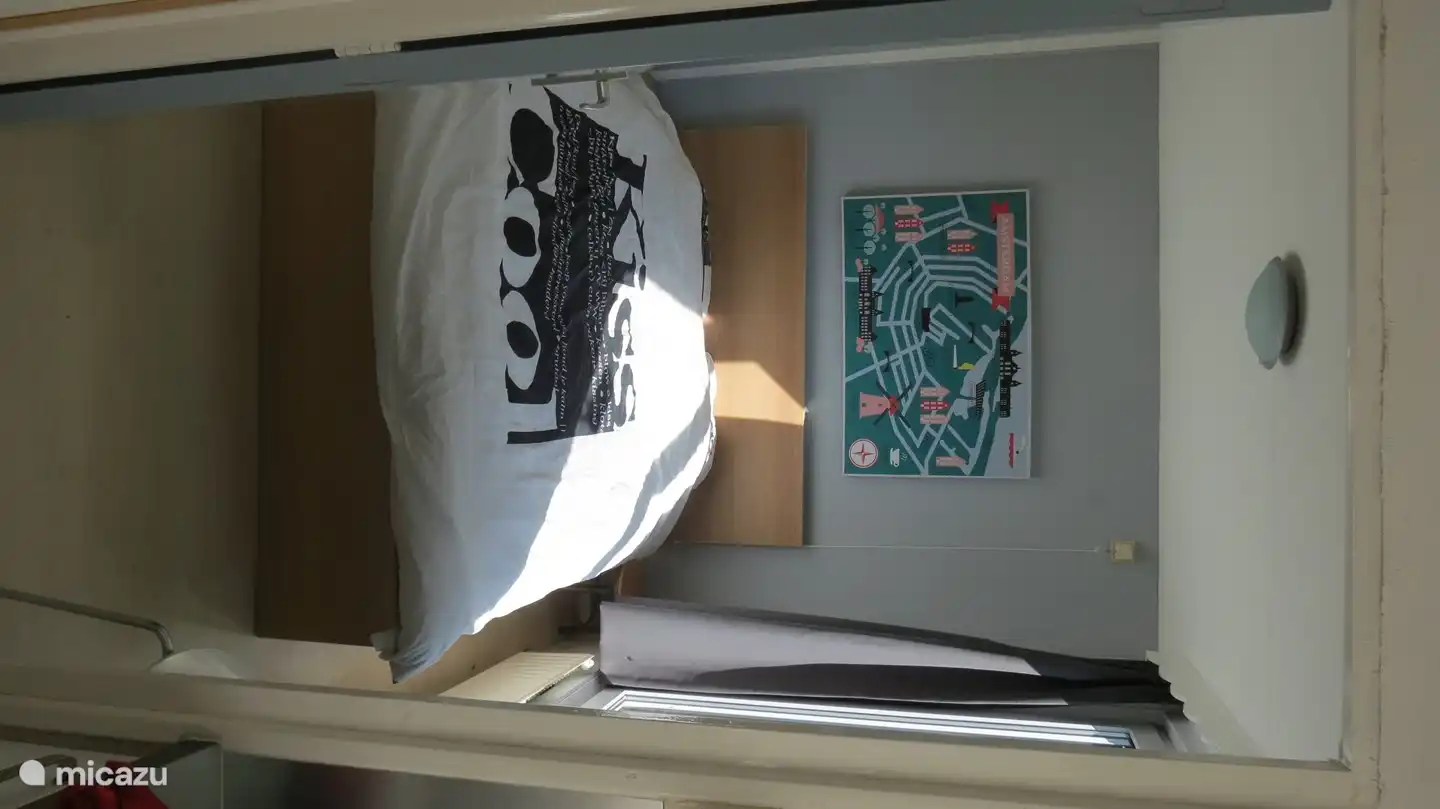 Hauptschlafzimmer mit einem Doppelbett, zwei Matratzen von 80 cm x 200 cm. Geräumiger Kleiderschrank mit Regalen und Hängebereich.