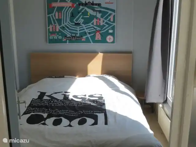 Location de Vacances Pays-Bas, Zélande, Baarland, bungalow - Bergeronnette grise Scheldeoord Chambre parentale avec un lit double, deux matelas de 80 cm par 200 cm. Armoire spacieuse avec étagères et penderie.
