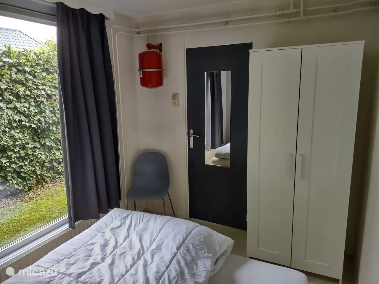 Das Schlafzimmer verfügt über einen Kleiderschrank