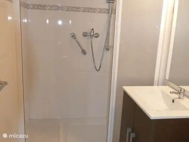 Casa Jomy Coveta Fuma Neptuno | Espagne, Costa Blanca, Coveta Fumá - maison de vacances Salle de bain au rez-de-chaussée - Douche et WC.