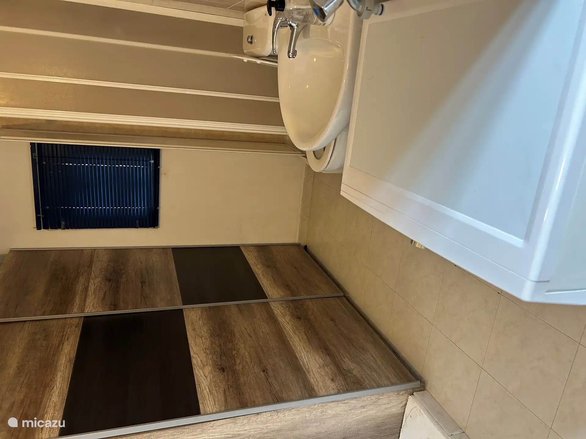 Badkamer 1e etage - douche toilet en wasmachine