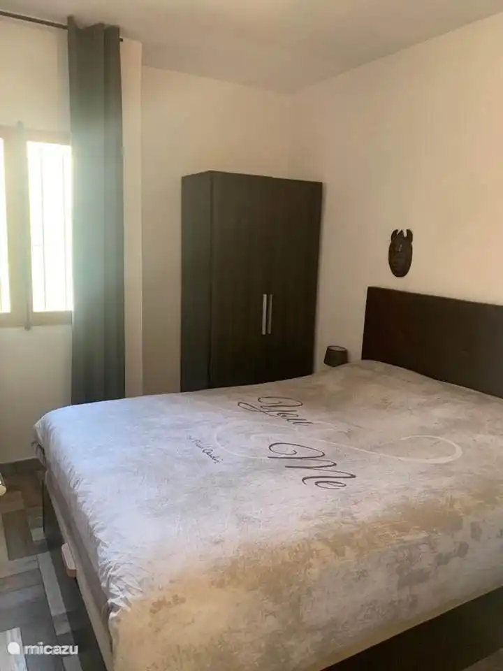 Boxspringbed in Slaapkamer 1 - 160 x 200 met luxe matras en topper. (december 23) 