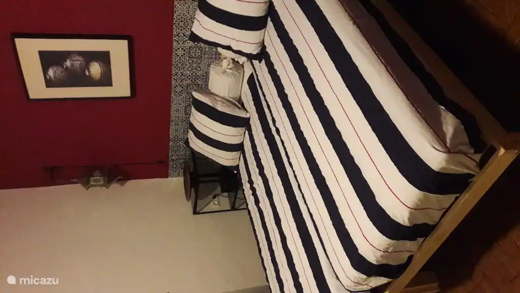 De tweede slaapkamer/logeerkamer met 2 éénpersoons bedden. 