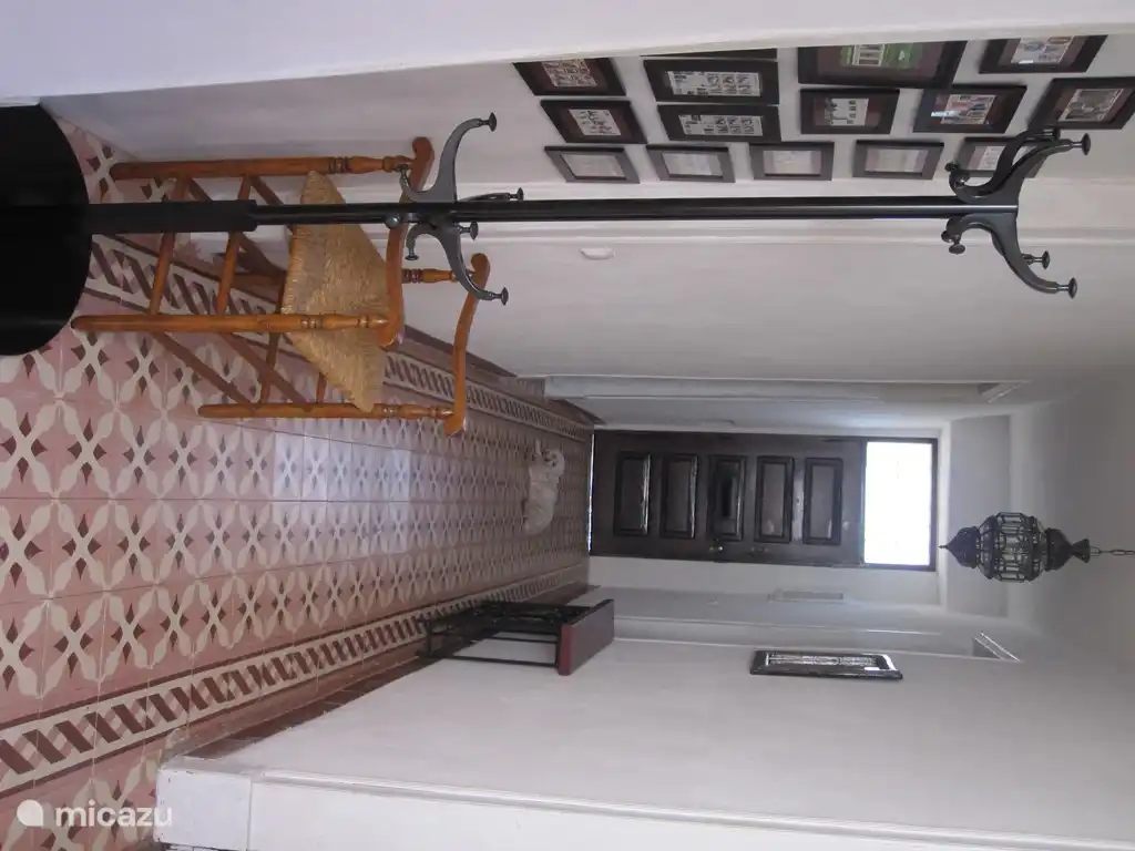 De gang met originele 100 jaar oude tegels.