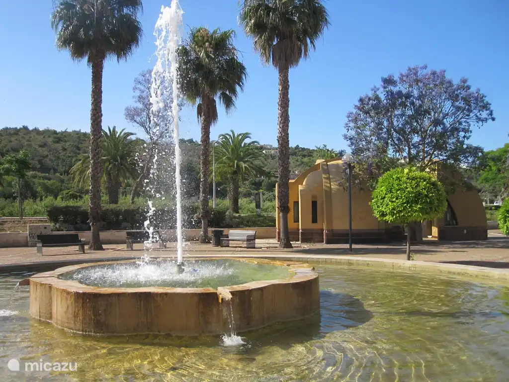 Eén van de mooie pleinen in Silves met achter de fontein een op de moorse bouwkunst geïnspireerd gebouwtje, dat tijdens het middeleeuws festival in augustus ('Feira Medieval') wordt gebruikt.