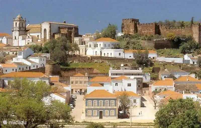 Casa Castelo ligt recht onder de linker kasteeltoren in het zwarte kader. Toen was het huis nog geel/wit, nu donkerrood/wit.