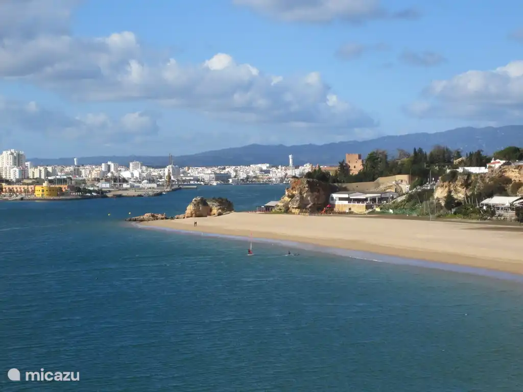 Het strand van Ferragudo, met op de achtergrond de monding van de rivier de Arade (die naar Silves stroomt) en de witte bebouwing van Portimão.
En dat op een kwartiertje rijden van Casa Castelo!