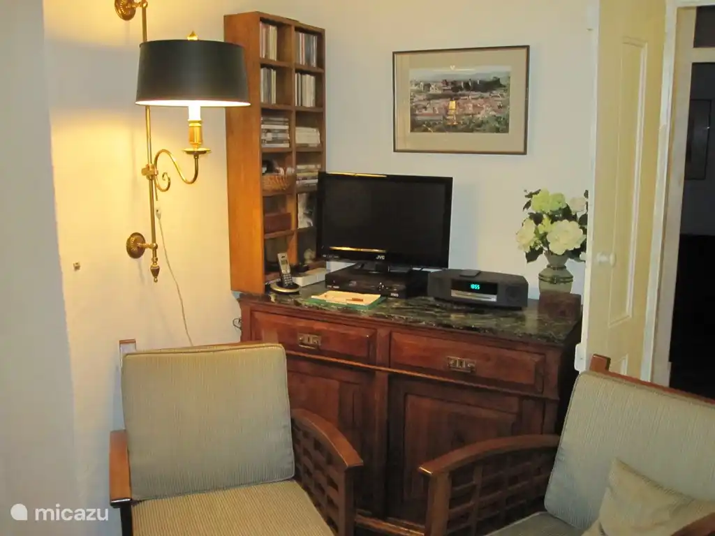 Een deel van de zithoek in de woonkamer