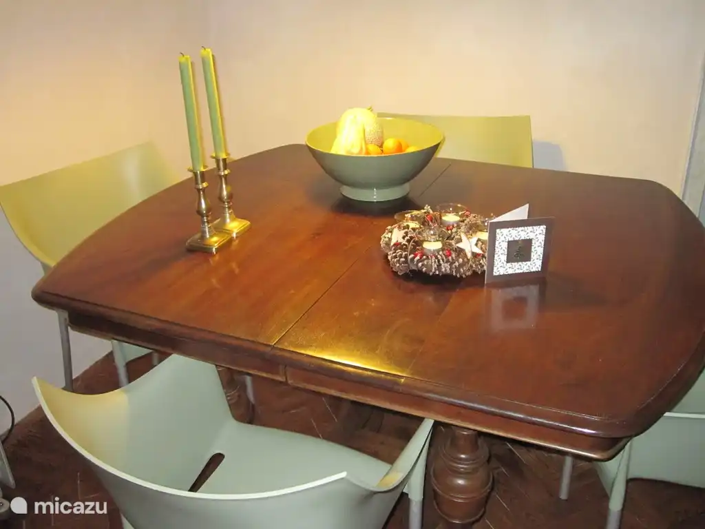 De eethoek (met daarop een attentie ter verwelkoming van gasten in de kerstperiode).