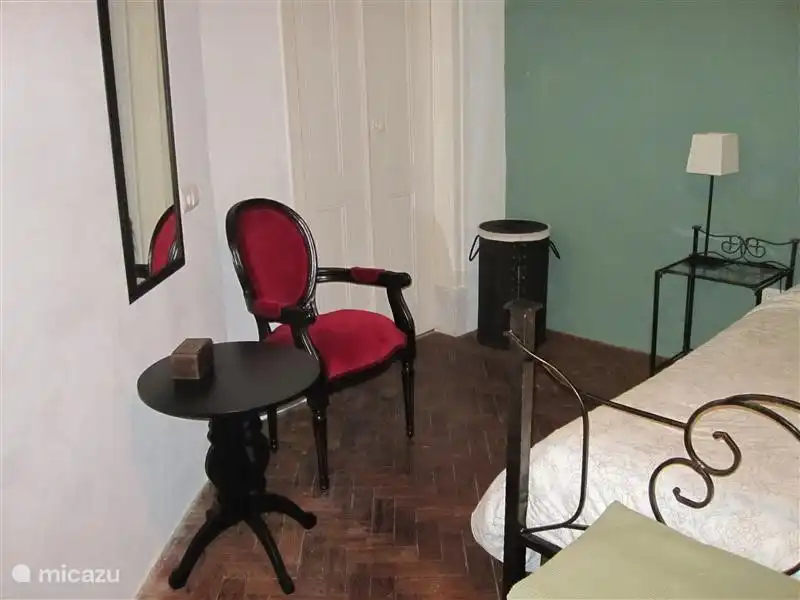 Een hoek van de slaapkamer met de deuren naar de badkamer en suite.