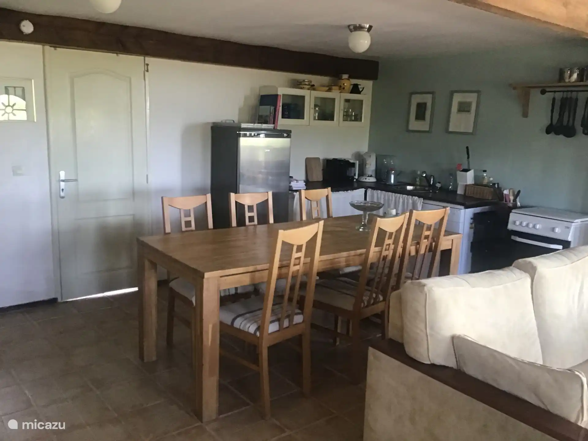 Die Küche mit Geschirrspüler und Herd. Die Tür ist der Eingang zum Schlafzimmer im Erdgeschoss und daneben links befindet sich die Badezimmertür.