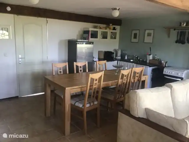 Domaine Imagine Silence huren in Frankrijk, Nièvre, Lanty - gîte / cottage De keuken met vaatwasser en fornuis. De deur is de ingang naar de slaapkamer beneden en daarnaast, links, is badkamerdeur.