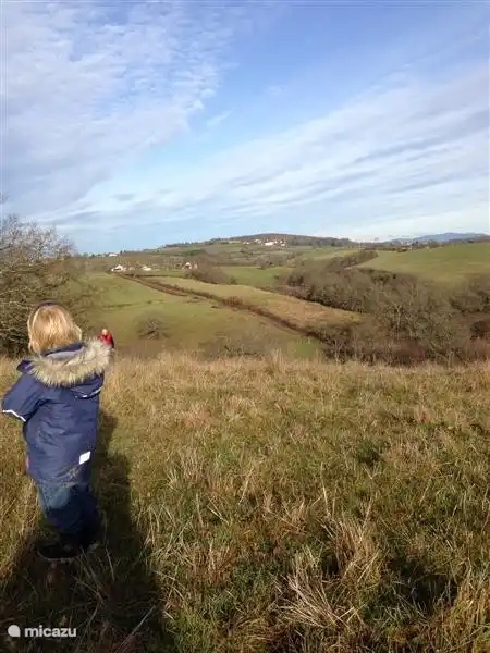 Wenn Sie hinuntergehen und den Bach, den Bulvin, überqueren, können Sie den Berg hinaufklettern und die Wohnung in der Ferne von hinten sehen. Unser Enkel weiß genau, wo er suchen muss!
