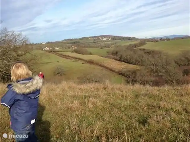 Domaine Imagine Silence huren in Frankrijk, Nièvre, Lanty - gîte / cottage Als je naar beneden loopt en de beek, de Bulvin oversteekt, kun je tegen de berg omhoog klimmen en zie je het appartement in de verte van achteren. Onze kleinzoon weet precies waar hij moet kijken!