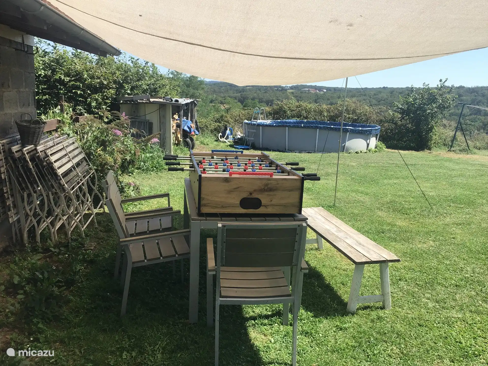 Unter dem großen Sonnentuch befindet sich ein Tisch im Freien und der Tischkicker kann darauf platziert werden. Du kannst dort aber auch super frühstücken: Hinten links geht die Sonne auf.