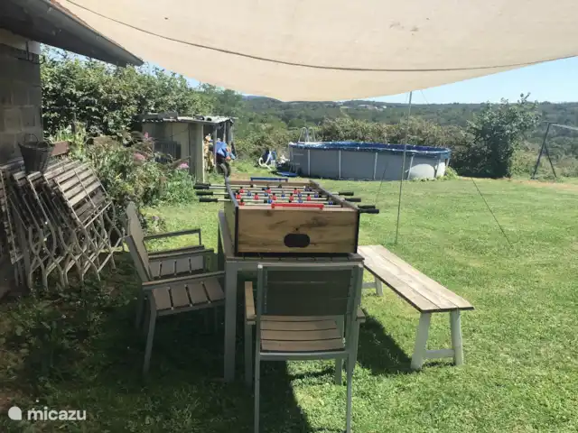 Domaine Imagine Silence huren in Frankrijk, Nièvre, Lanty - gîte / cottage Onder het grote zonnedoek staat een  buitentafel en daar kan het tafelvoetbal op. Maar je kunt er ook prima ontbijten: de zon komt linksachter op.