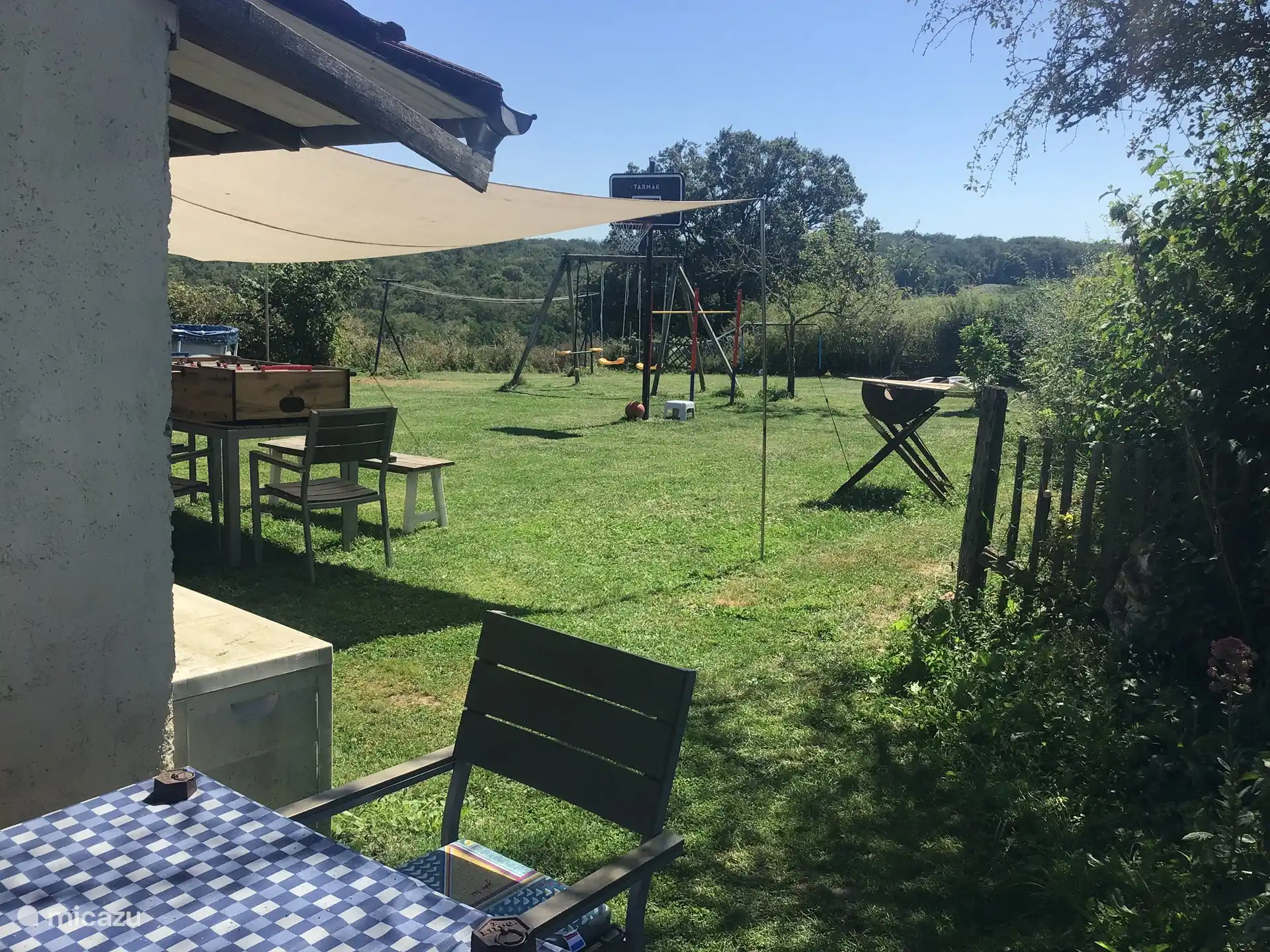 Im Garten gibt es auch den Grill (rechts), die Schaukeln, den Basketball et und ein Fußballtor: viel zu tun!