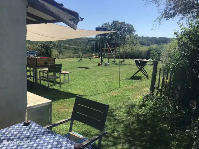 Domaine Imagine Silence huren in Frankrijk, Nièvre, Lanty - gîte / cottage In de tuin staan verder de BBQ (rechts), de schommels, het basketbal et en een voetbal goal: genoeg te doen dus!