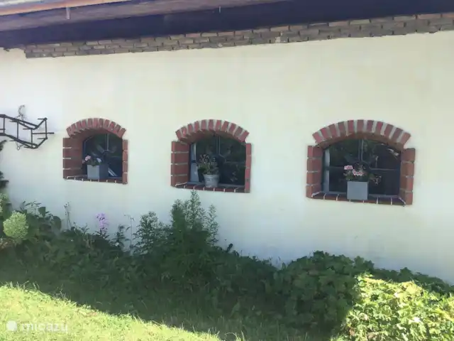 Domaine Imagine Silence huren in Frankrijk, Nièvre, Lanty - gîte / cottage De zijkant van de gîte met de drie raampjes en de bloemetjes.