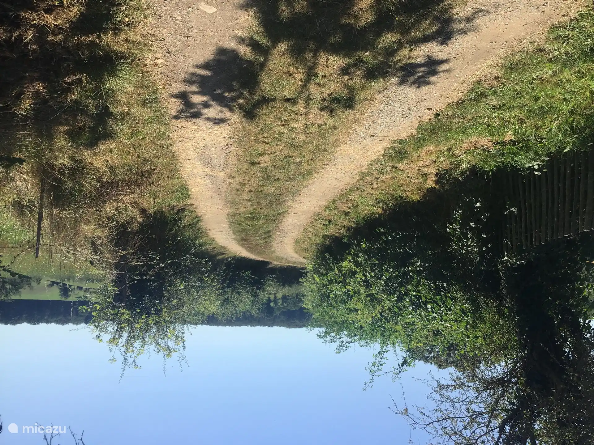 Ein kurzer Spaziergang nach dem Mittagessen: Gehen Sie diesen Weg hinunter zum Bulvin, unserem Bach.