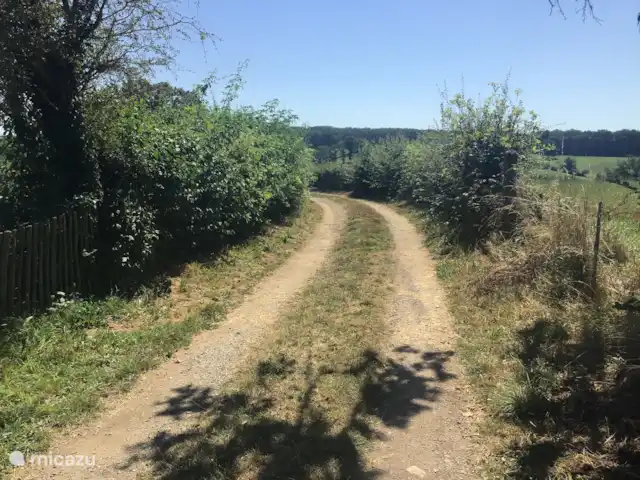 Domaine Imagine Silence huren in Frankrijk, Nièvre, Lanty - gîte / cottage Even wandelen na de lunch: loop dit pad maar af naar de Bulvin,’onze’ beek beneden.